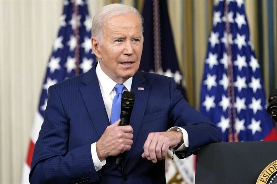 El Presidente Joe Biden responde a preguntas de los reporteros en la Casa Blanca después de las elecciones intermedias.