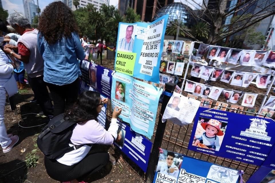 Colectivos en busca de personas desaparecidas acusan al Gobierno de la CDMX de borrar el memorial que fue colocado en la Glorieta del Ahuehuete en junio.