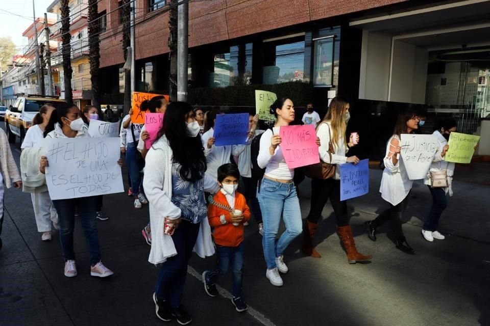 Con veladoras y pancartas, madres se dieron cita afuera del Colegio Williams para exigir que se esclarezca la muerte de Abner.