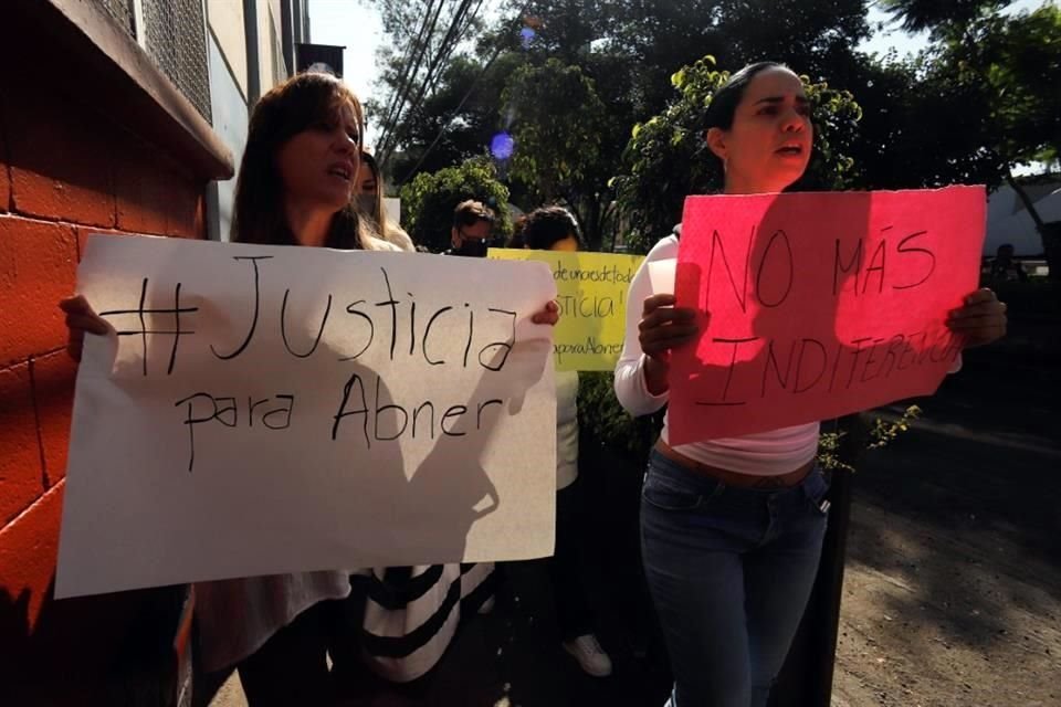 Miembros del colectivo 'Tribu de Madres' marcharon para exigir justicia por el fallecimiento de Abner, alumno del Colegio Williams.