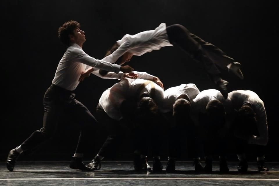 La obra es una variación de la conocida historia de Romeo y Julieta, con toda la energía de un sábado por la noche en La Habana, a través de coreografías con acrobacias que sorprenderán.