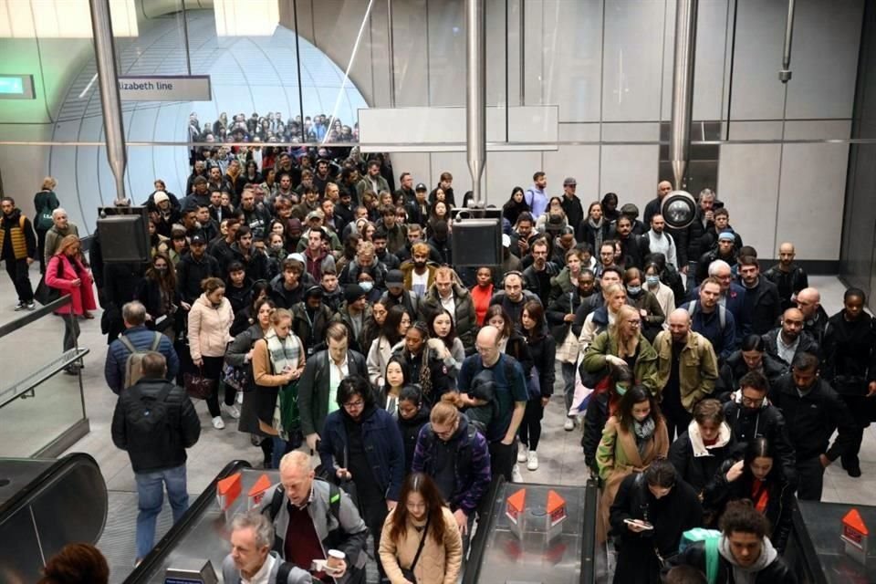 Pasajeros tratan de salir de la estación de Tottenham Court Road station en Londres.