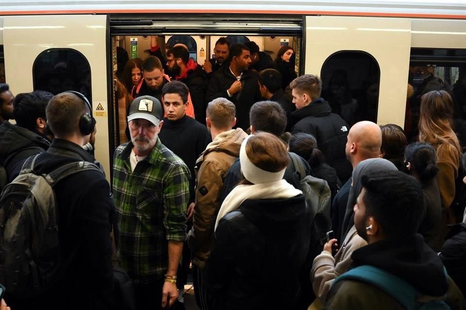 Pasajeros salen de un tren abarrotado en la estación Stratford Station de Londres.