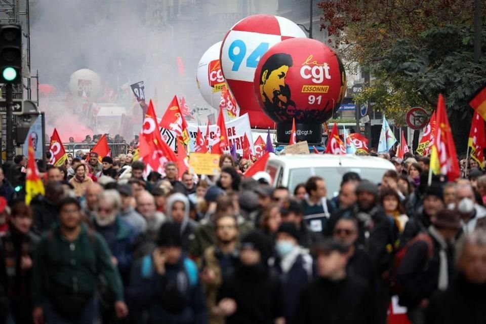 Personas participan en una movilización parte de la huelga de este jueves en París.