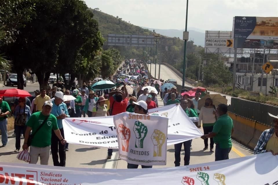 Aspecto de la movilización de esta mañana de los maestros sindicalizados.