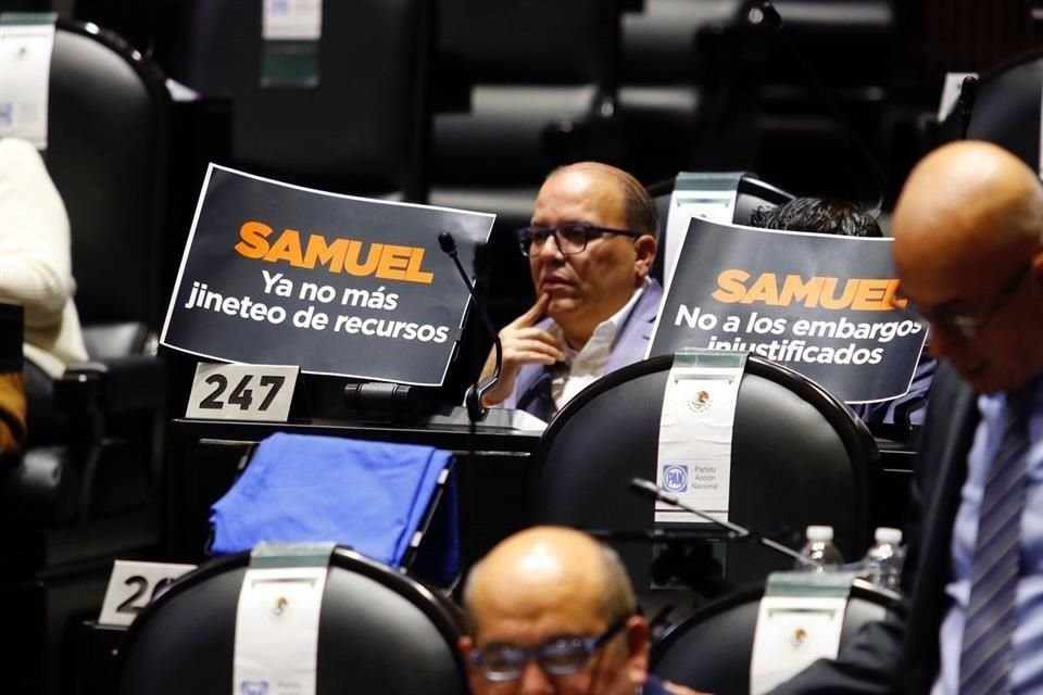 Diputados colocaron en sus curules pancartas con leyendas en contra del Gobernador de Nuevo León.