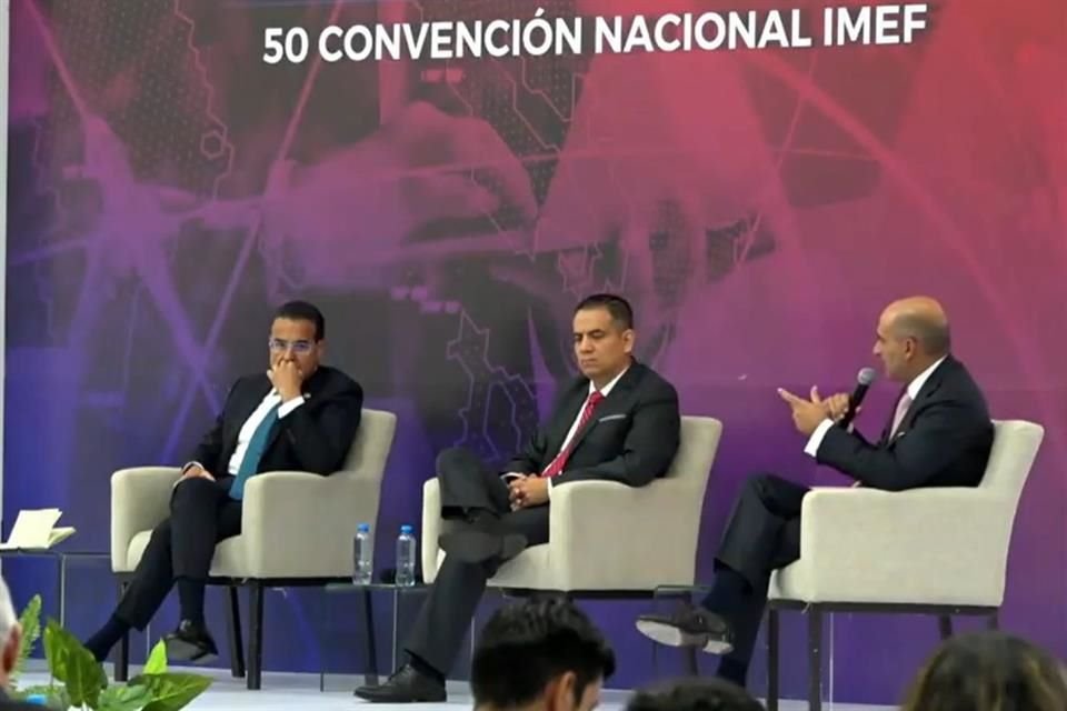 Alejandro Valenzuela, director general de Banco Azteca (derecha).