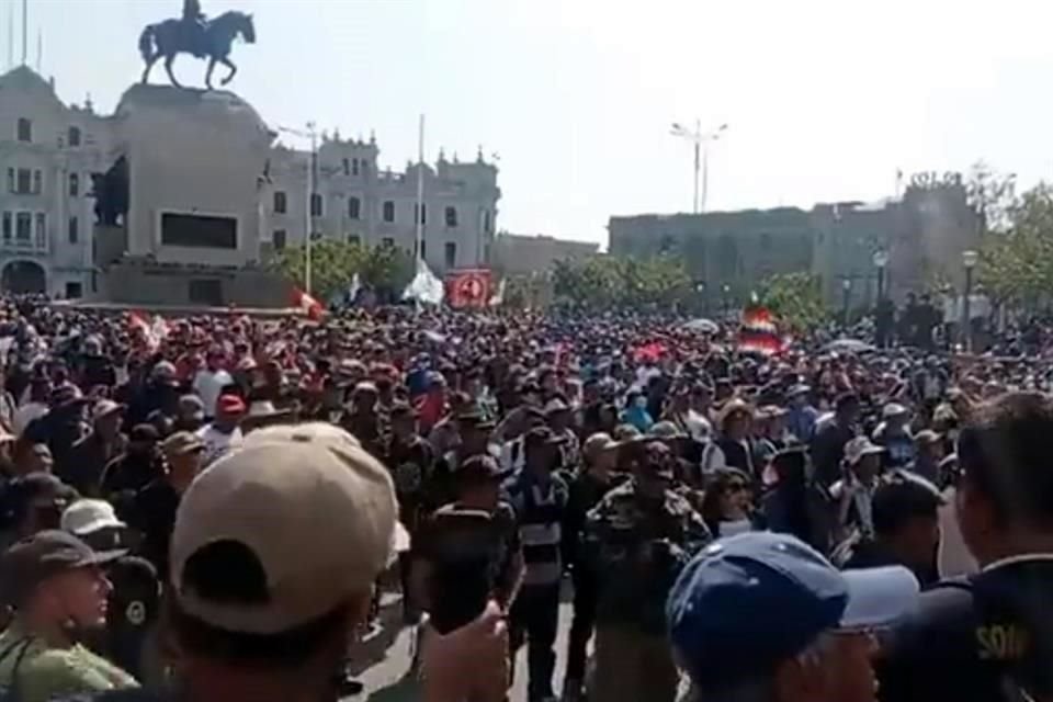 Peruanos se congregan en la Plaza San Martín del centro de Lima, capital del país.