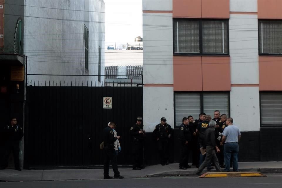 Un hombre de aproximadamente 50 años fue hallado muerto al interior de una casa de huéspedes en la Colonia San Rafael, Alcaldía Cuauhtémoc.