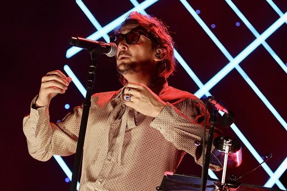 León Larregui complació a sus seguidores en el Palacio de los Deportes con éxitos como 'Vía Láctea'.