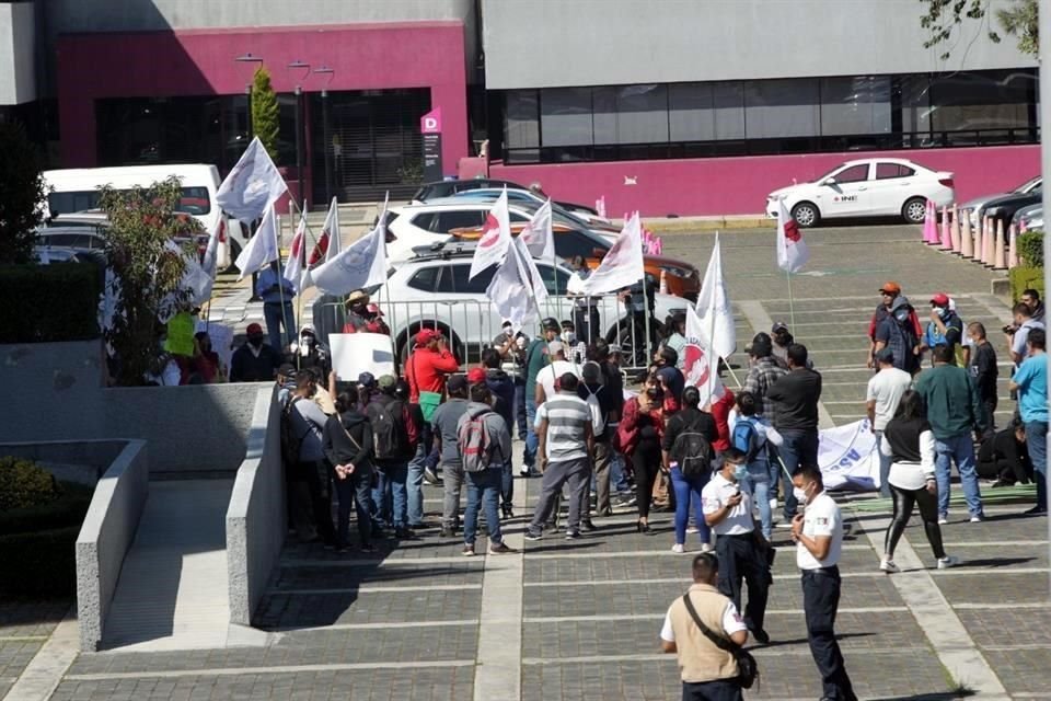 Miembros de una agrupación se colaron al INE para exigir recursos, pero terminaron manifestándose a favor de la reforma electoral de AMLO.