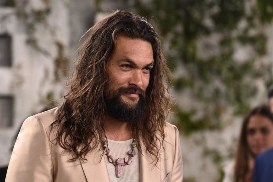 El actor Jason Momoa reveló que ya no le gusta usar ropa pues se acostumbró a llevar el 'malo hawaiano' para su nueva serie 'Chief of War'.