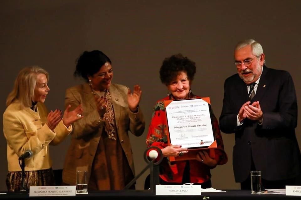 La periodista Silvia Lemus, la Secretaria de Cultura Alejandra Frausto y el Rector Enrique Graue flanquean a la galardonada Margo Glantz.