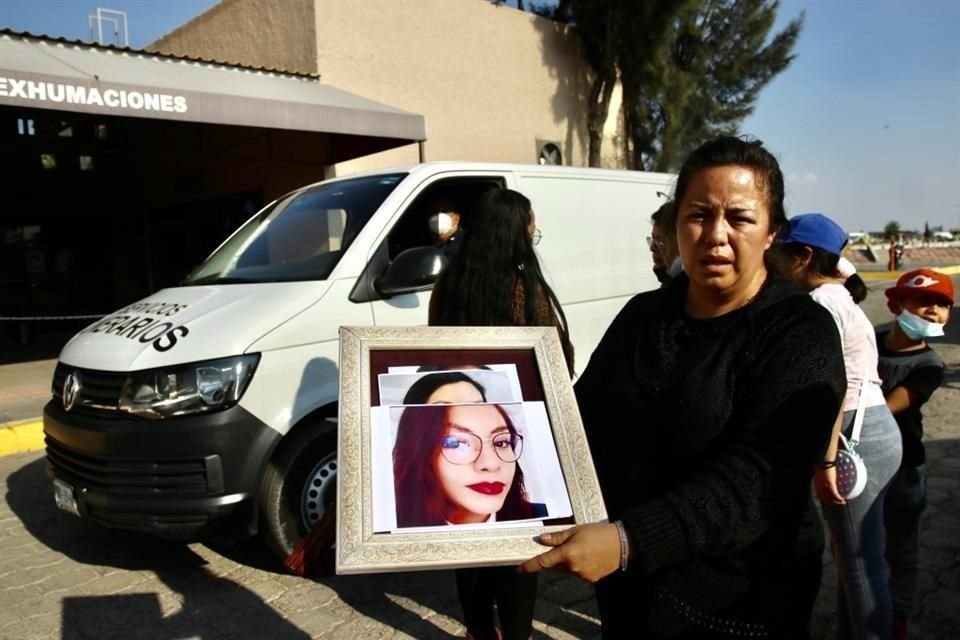 Entre lágrimas y música de mariachi, familiares y amigos de la mujer de 30 años la reciben en el Panteón de Jardín Guadalupano en Ecatepec.