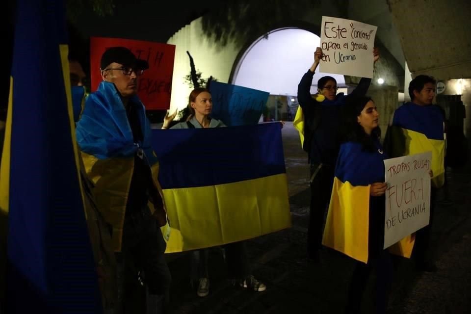 Miembros de la comunidad ucraniana protestaron por el concierto en las puertas del Auditorio Blas Galindo del Cenart.