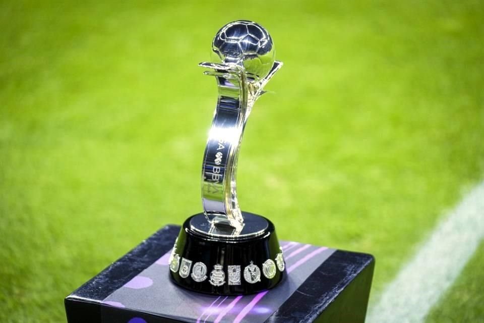 El trofeo que está en disputa.