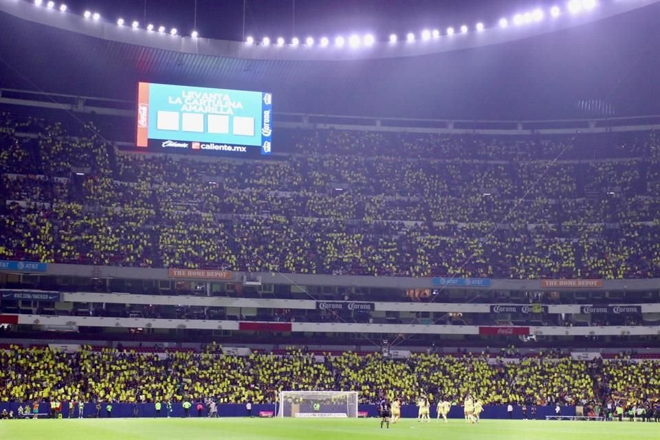 Más de 50 mil personas en el Estadio Azteca.