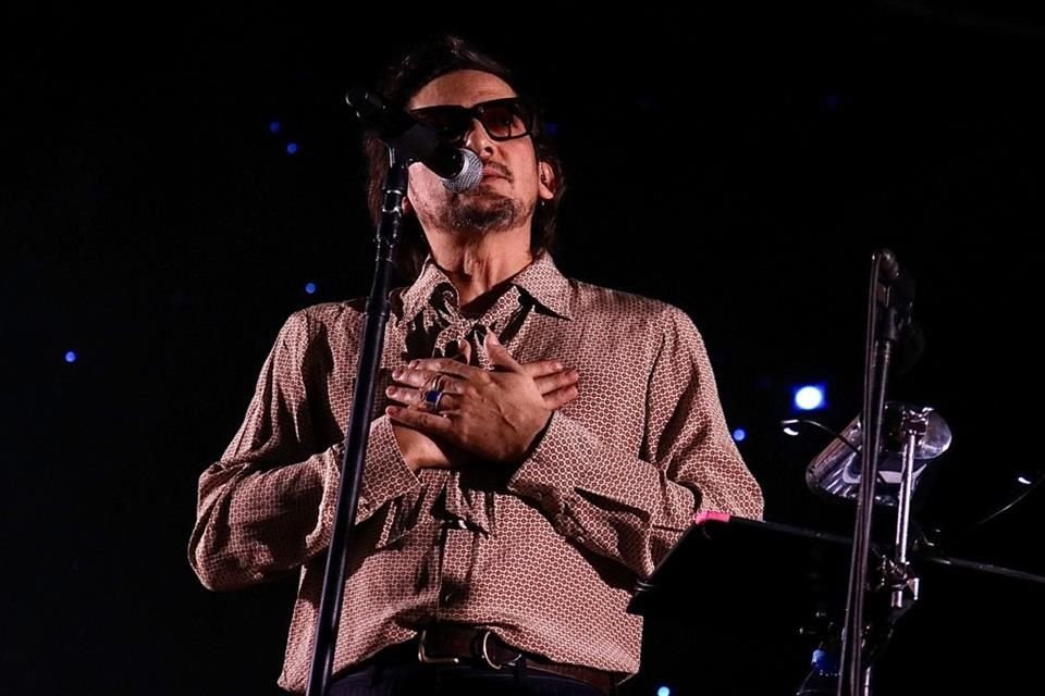 León Larregui, vocalista de Zoé, dedicó en su segundo show un momento de silencio por las dos fans que murieron al caer de una alcantarilla.