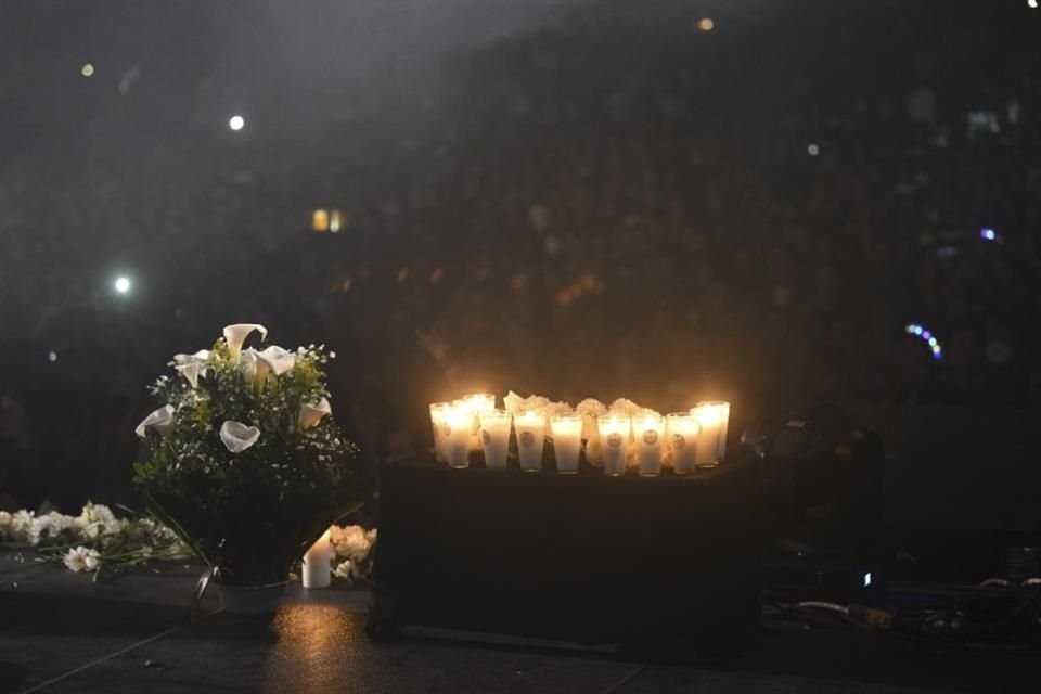 León Larregui pidió a su equipo que llevará veladoras blancas para distribuirlas en el escenario, además de una decena de flores.