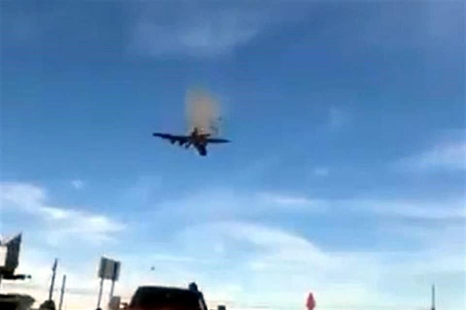 Un bombardero Boeing B-17 Flying Fortress y un caza Bell P-63 KingCobra colisionaron en pleno vuelo a las 13H20 local (19H20 GMT), informó la agencia reguladora de la aviación (FAA) en un comunicado.