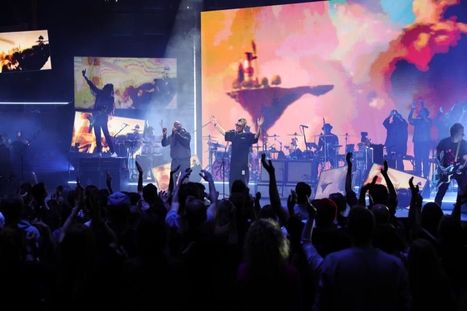 El grupo liderado por Damon Albarn dio un show previo a los MTV EMAs, que tendrán lugar este domingo.