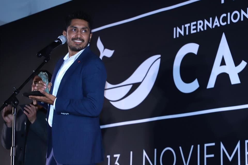 Al borde de las lágrimas, el actor Tenoch Huerta recibió el Premio Sin Fronteras, en el Festival Internacional de Cine de Los Cabos.