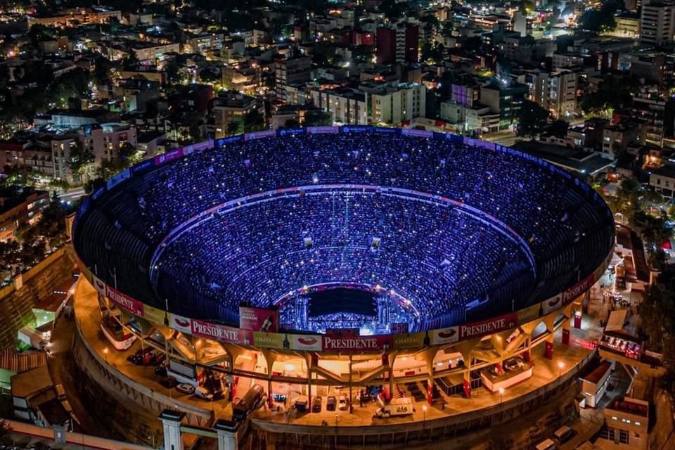 Earth, Wind & Fire hicieron  vibrar y cantar a 18 mil espectadores, en la Plaza México.