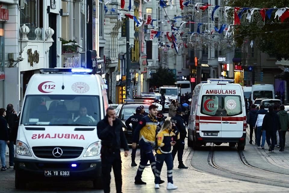 Ambulancias y policías llegan al sitio de la explosión en Estambul.