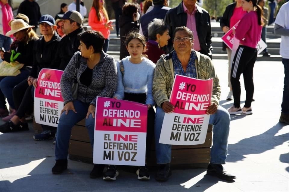 Se reúnen ciudadanos para protestar a favor del INE