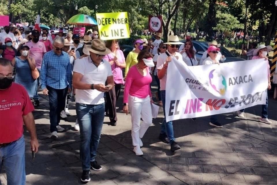 Al igual que en otras ciudades, en Oaxaca la marcha inició con una manta al frente del contingente.