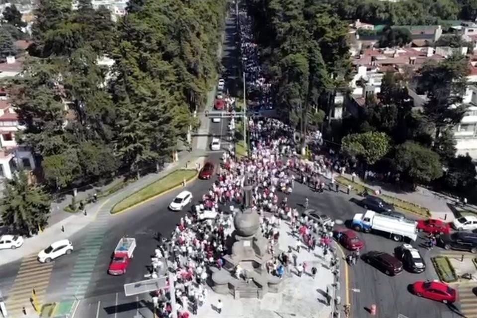 En Toluca, los manifestantes caminan desde Paseo Colón por el INE.