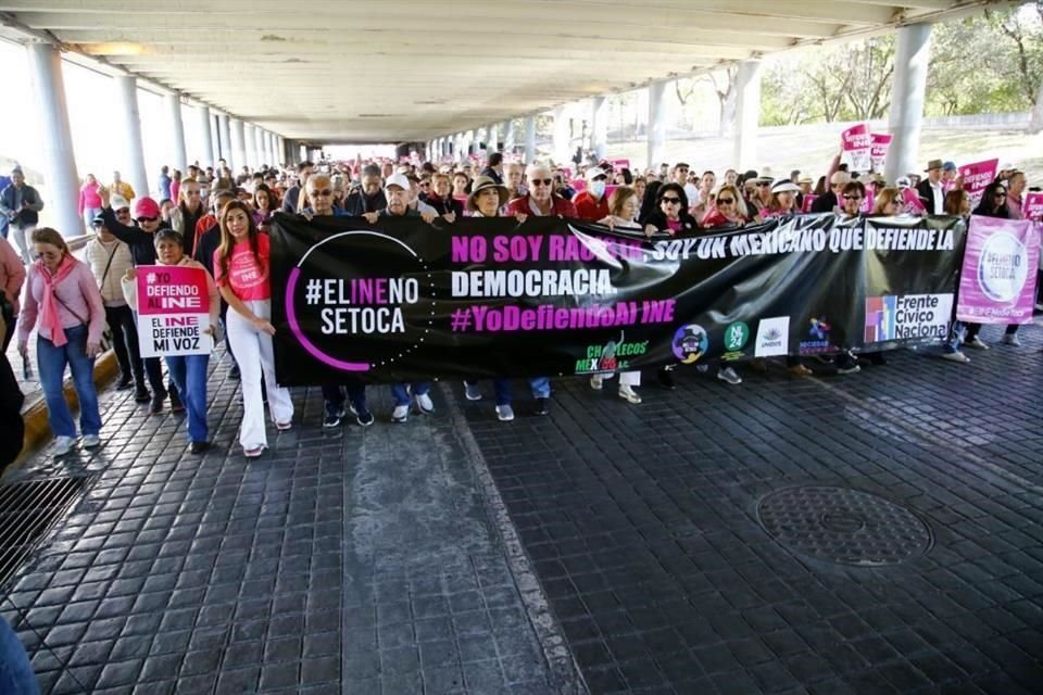 Más de 10 mil ciudadanos se congregan en el Centro para marchar en defensa del INE. Checa algunos de los momentos más destacados.