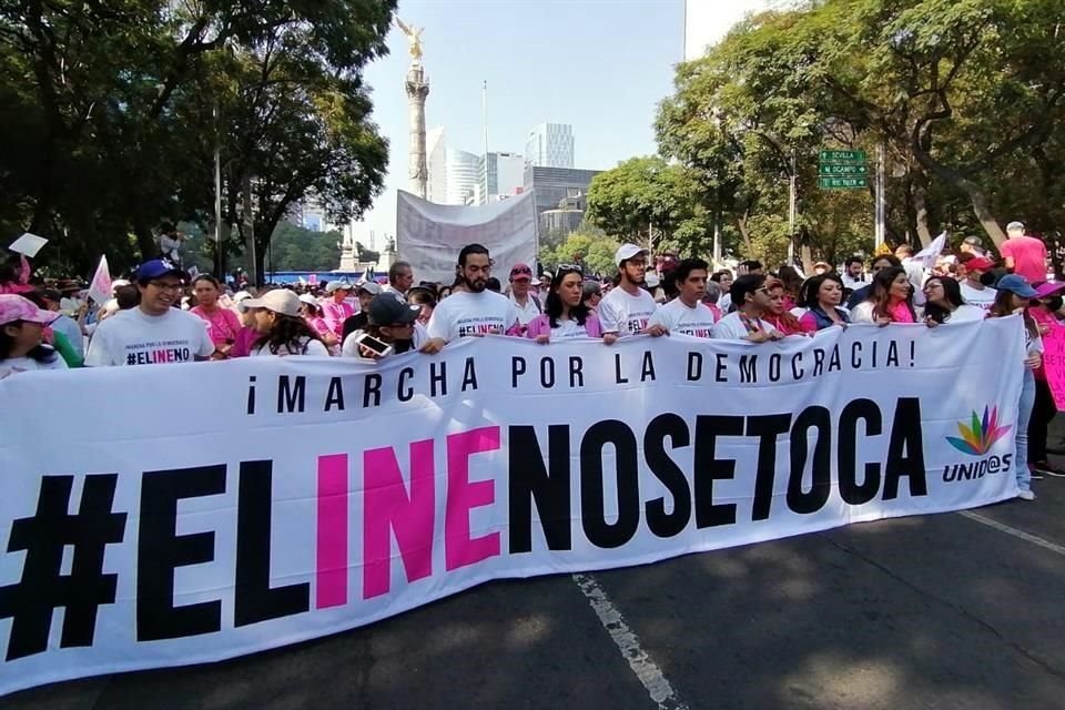 Jóvenes se sumaron a la marcha en defensa del árbitro electoral.