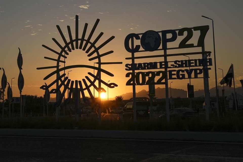 Vista del atardecer con el logo de la COP27, en Egipto.