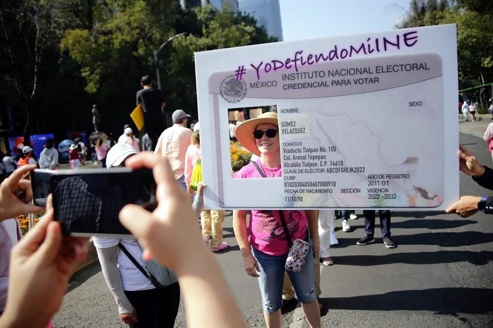 La marcha en la Ciudad de México inició a las 10:30 horas y concluyó después de mediodía, con la concentración en el Monumento a la Revolución.