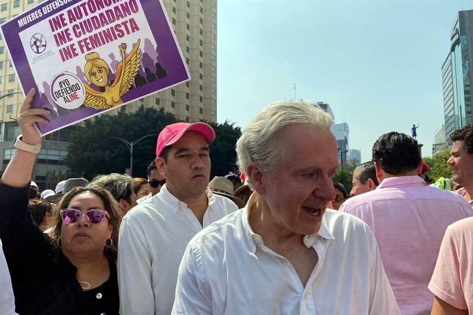 También el panista Santiago Creel Miranda, actual Presidente de la Cámara de Diputados, marchó en la CDMX este domingo.