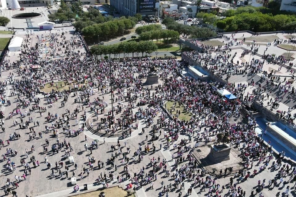 Al final, en Explanada de los Héroes se reunieron los miles de asistentes.