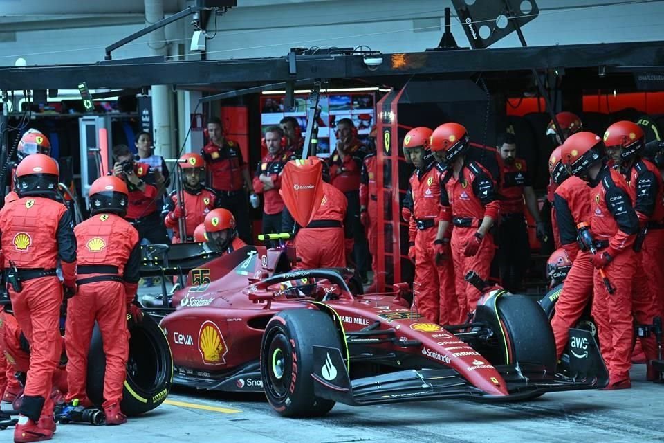 La gente de Ferrari ahora sí hizo un buen trabajo en pits y Carlos Sainz completó el podio.