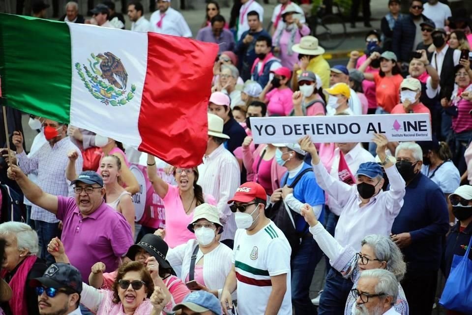 Mientras miles caminaban rumbo al Monumento a la Revolución, el discurso había comenzado.