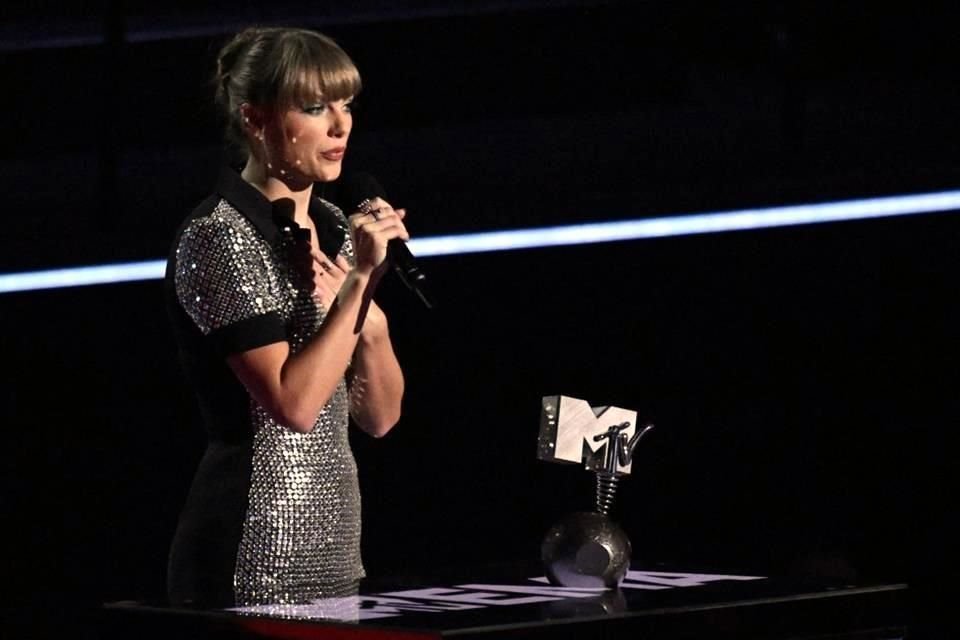 Taylor Swift pronuncia un discurso después de recibir el premio al 'Mejor video' durante los MTV Europe Music Awards 2022
