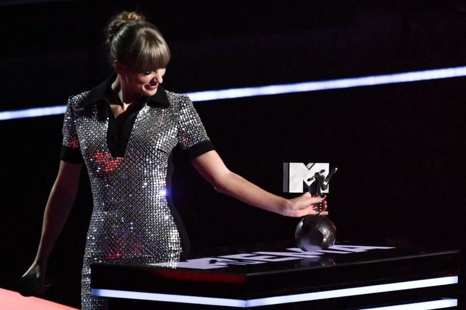 La intérprete, que sorprendió a sus fans con su presencia desde la alfombra roja, se llevó cuatro premios.