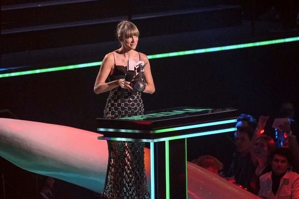 Uno de los primeros premios del evento fue para Mejor Video de Larga Duración, a manos de Taylor Swift, por 'All Too Well (10 Minute Version) (Taylor's Version)'.