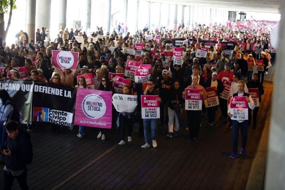 La marcha avanzó por la calle Zaragoza.