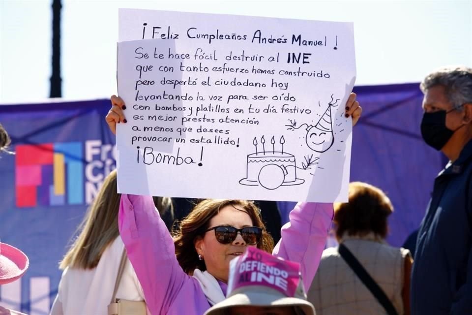 En un cartel recordaron que hoy es el cumpleaños del Presidente Andrés Manuel López Obrador.