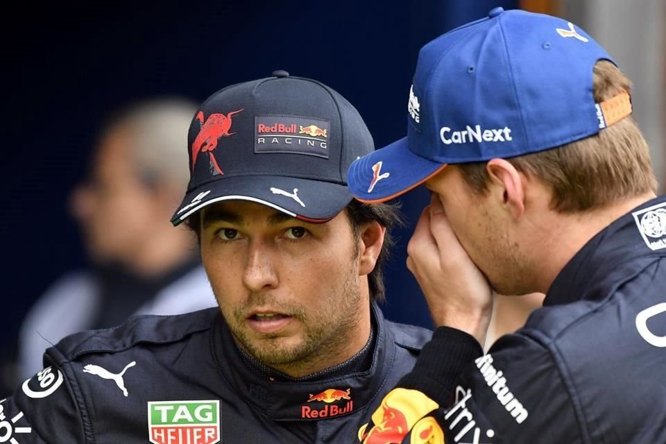 Medios neerlandeses afirman que Max Verstappen se cobró lo ocurrido en Mónaco con Checo Pérez.