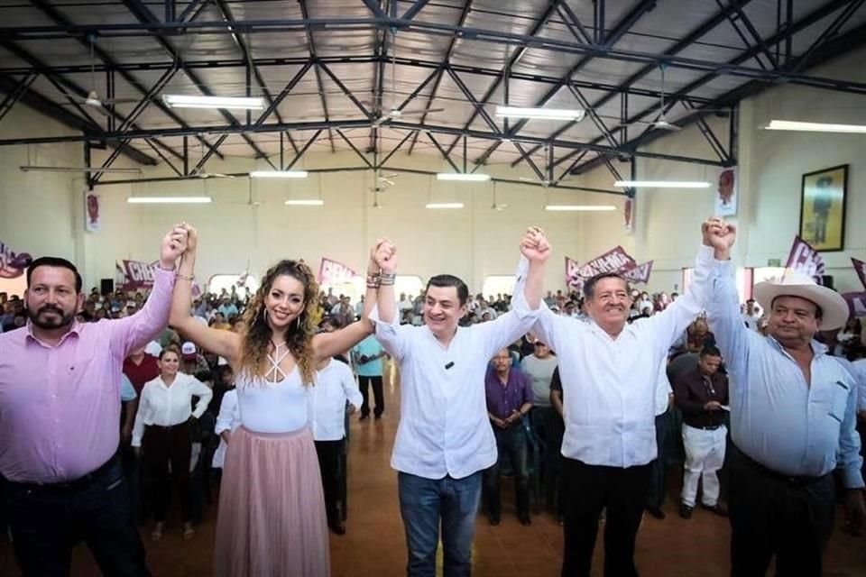 Chema Martínez (blanco) en su mitin rodeado de políticos y militantes en Vallarta.