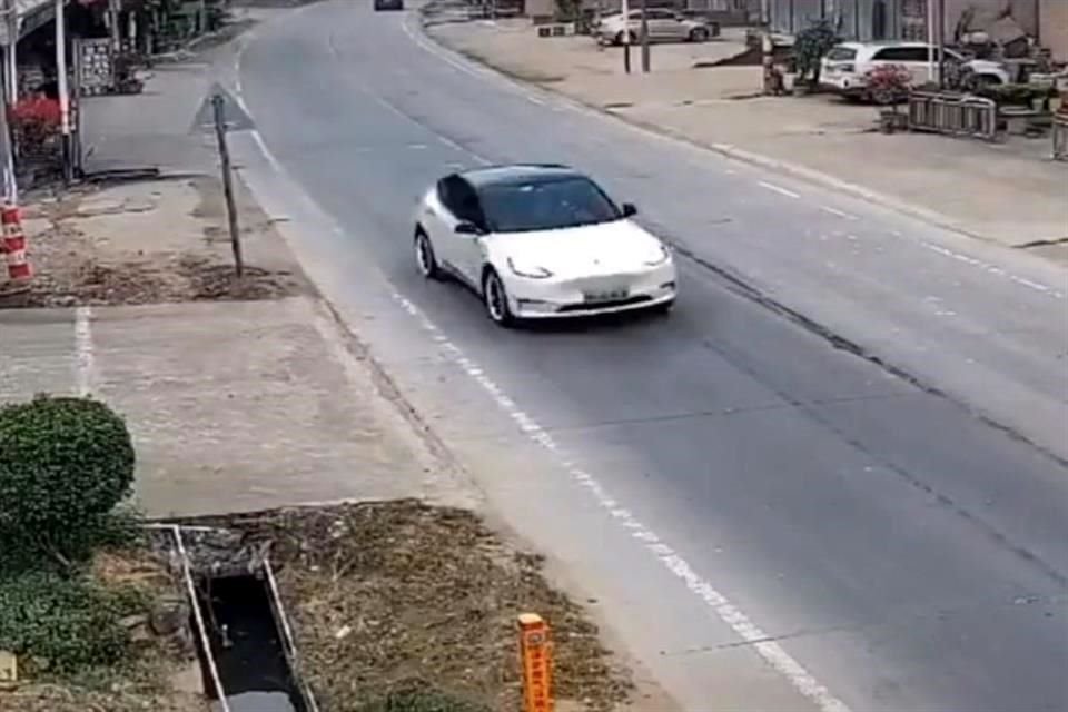 El hombre intentaba estacionar su auto cuando al parecer tuvo problemas con los frenos.