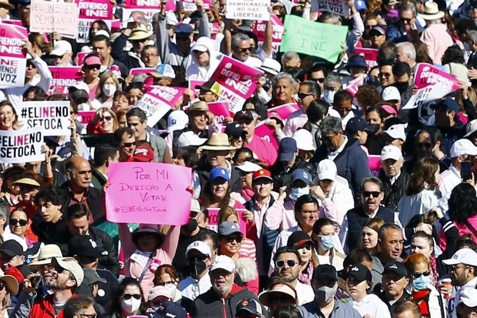 Con pancartas y mensajes, miles de ciudadanos participaron en la marcha en defensa del INE en el Centro de Monterrey.