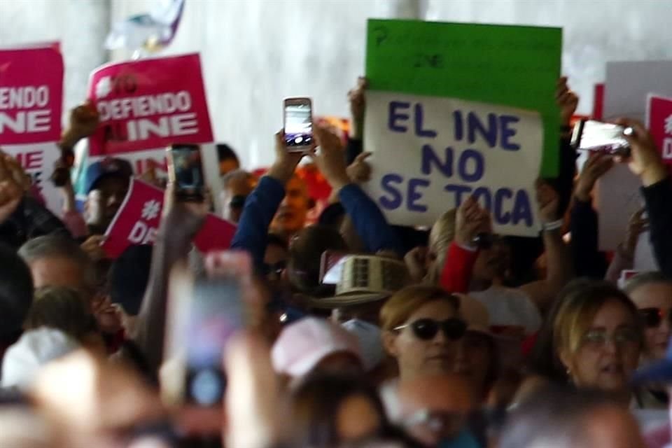 Con pancartas y mensajes, miles de ciudadanos participaron en la marcha en defensa del INE en el Centro de Monterrey.