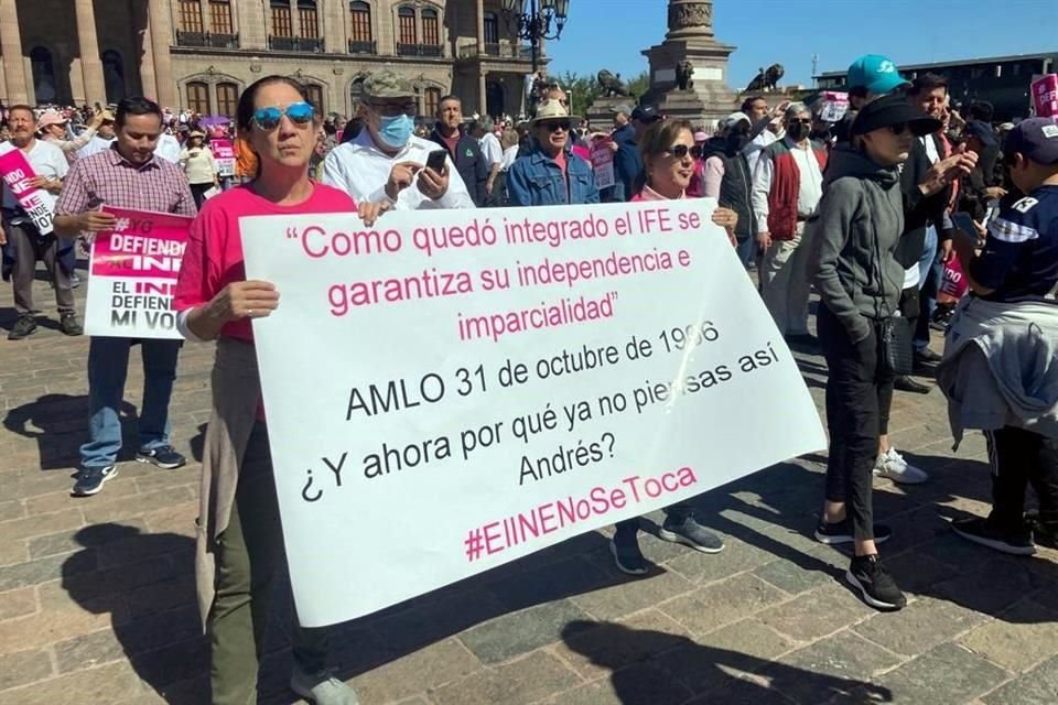 Con pancartas y mensajes, miles de ciudadanos participaron en la marcha en defensa del INE en el Centro de Monterrey.